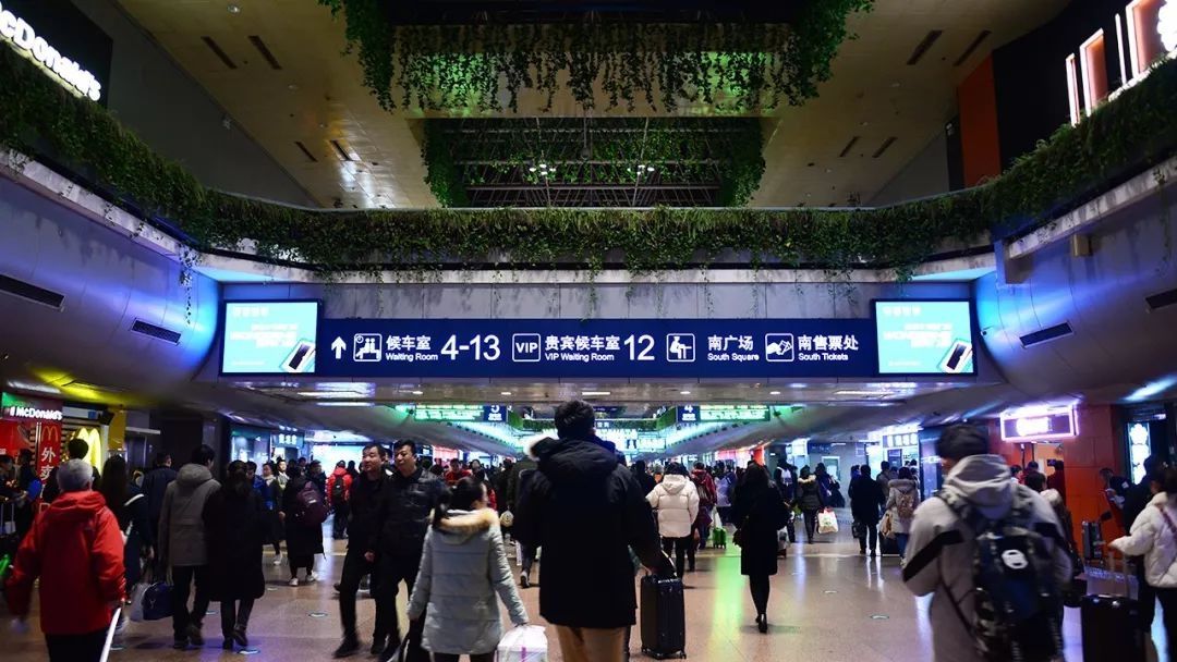 周五下班之后，拉總抵達北京西站。