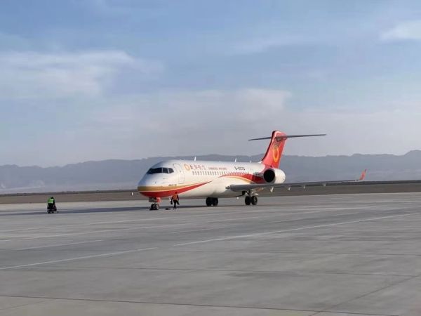 國際快遞拼箱價(jià)格-敦煌機(jī)場(chǎng)圓滿保障成都航空ARJ21-700型飛機(jī)訓(xùn)練任務(wù)