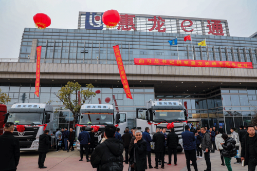 車展現(xiàn)場人頭攢動