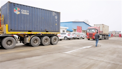 村莊三家公司每天運(yùn)輸車達(dá)200臺(tái)次 噪聲揚(yáng)塵擾民