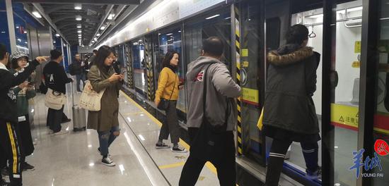 廣州地鐵21號(hào)線已發(fā)車 居民起大早飲“頭啖湯”