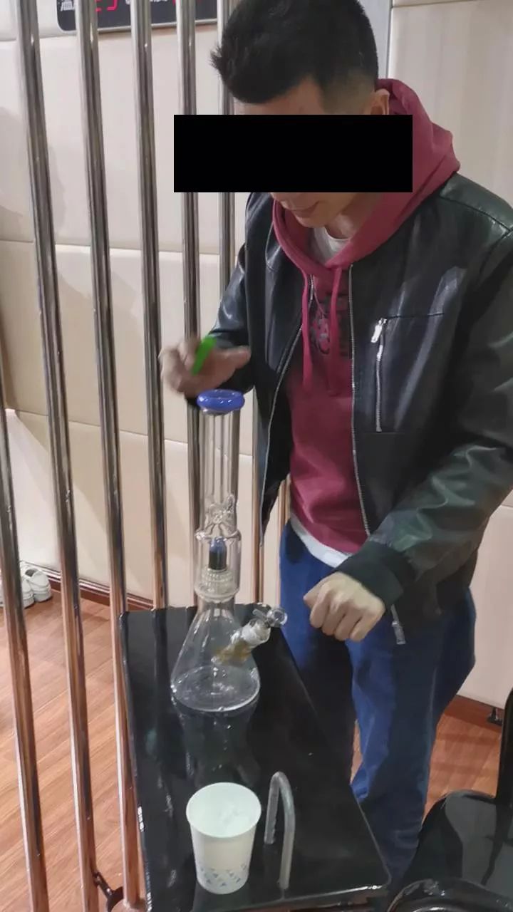 男子取的快遞夾層中藏大麻 青島警方斬斷跨國毒源