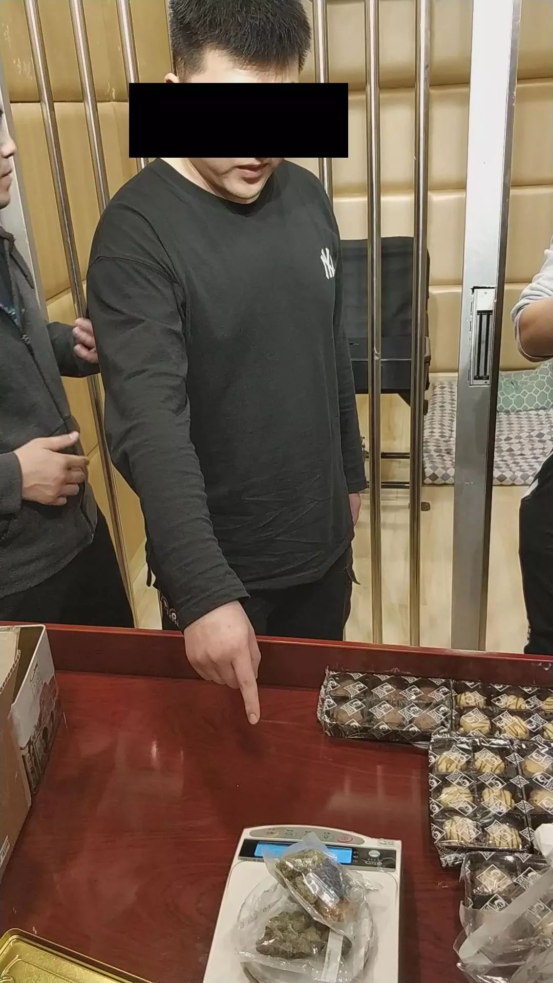 男子取的快遞夾層中藏大麻 青島警方斬斷跨國毒源