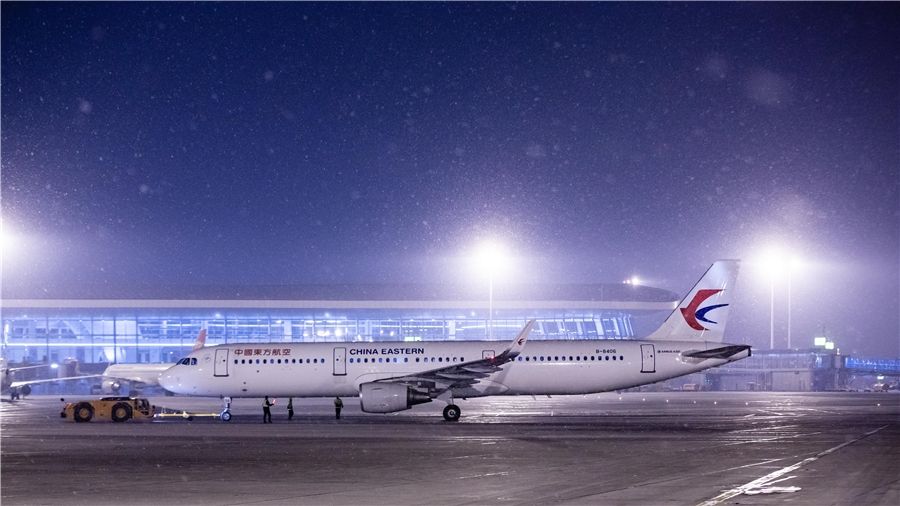 
深圳貨運(yùn)貨代公司-機(jī)長(zhǎng)雪夜擔(dān)心機(jī)務(wù)人員挨凍 請(qǐng)求滑行走紅網(wǎng)絡(luò)