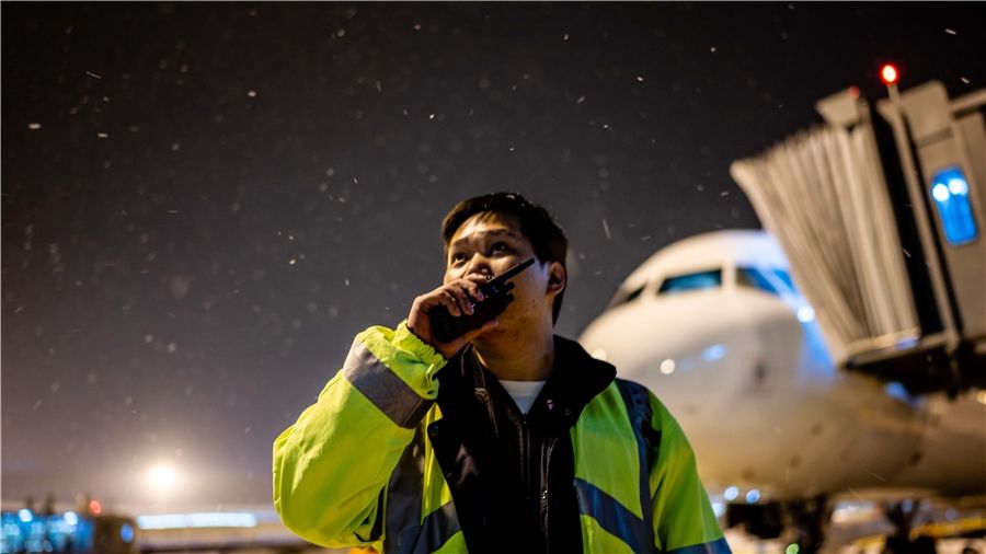 
深圳貨運(yùn)貨代公司-機(jī)長(zhǎng)雪夜擔(dān)心機(jī)務(wù)人員挨凍 請(qǐng)求滑行走紅網(wǎng)絡(luò)
