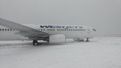 烏克蘭航空-視頻:西捷航空一客機雪天著陸時沖出跑道 無人受傷