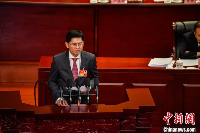 圖為廣西壯族自治區(qū)政協(xié)主席藍(lán)天立代表政協(xié)第十二屆廣西壯族自治區(qū)委員會(huì)常務(wù)委員會(huì)作工作報(bào)告?！￡惞谘?攝