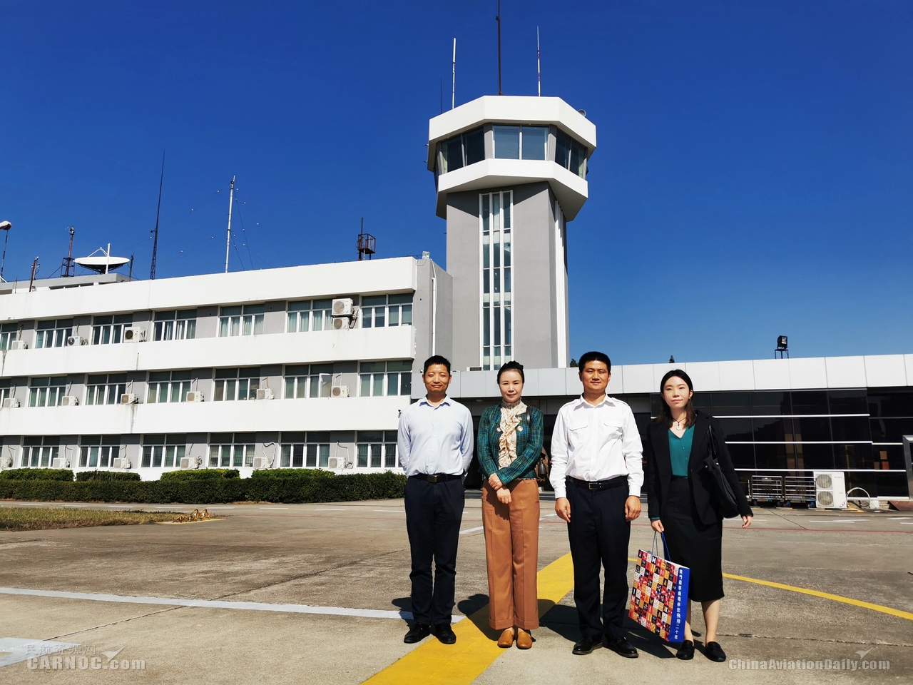 廣州海運(yùn)公司-澳門機(jī)場(chǎng)代表拜訪深圳通用航空業(yè)界