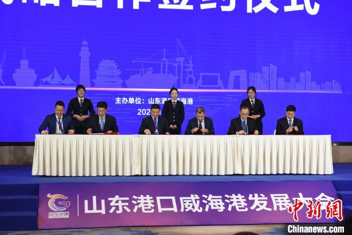11家企業(yè)與威海港簽訂了戰(zhàn)略合作協(xié)議?！＄娦?攝