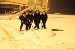 上?？者\公司庫爾勒機場迎今冬首場降雪，齊心協(xié)力確保運行安全