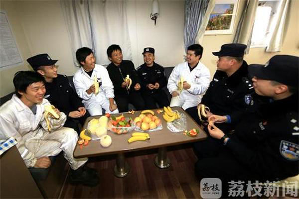 北美國際空運(yùn)-送“?！鄙洗叿烂窬c中國船員一起過“小年”