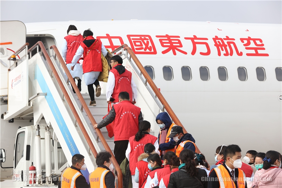 東航第五架包機(jī)從昆明起飛馳援武漢