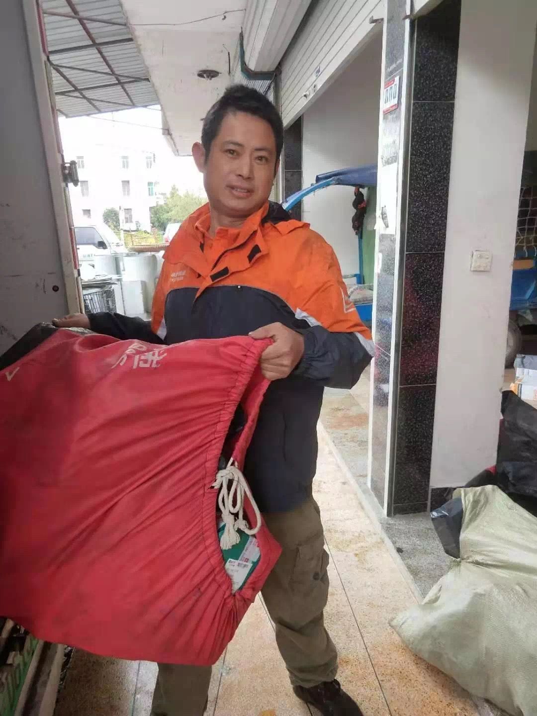 快遞小哥的春節(jié)模式：負(fù)責(zé)人留守派件，發(fā)3倍工資+紅包