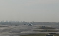 美國航空-單日過萬航班取消，運(yùn)量下滑七成：中國航空運(yùn)輸業(yè)“孤島”生存