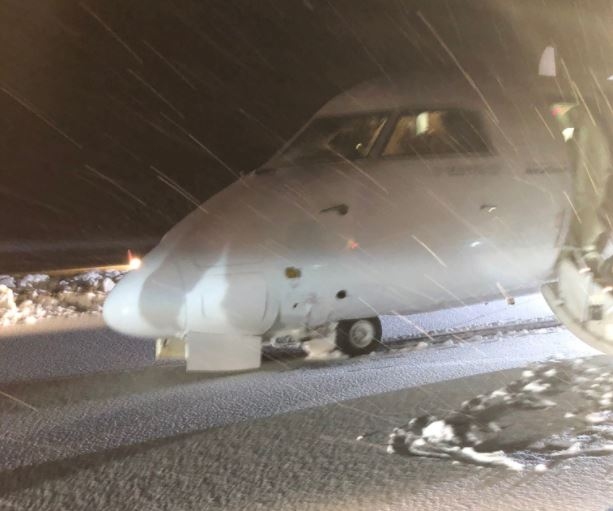多圖：西捷航空客機降落時起落架坍塌 機場關(guān)閉