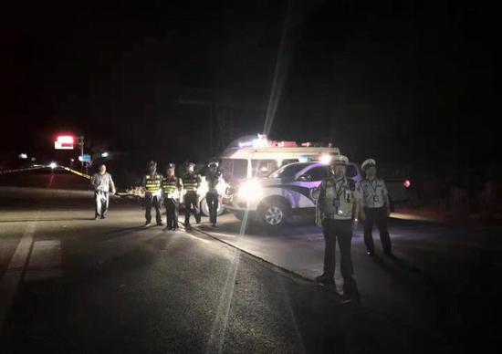 射洪公安交警大隊嚴厲打擊貨運車輛沖關(guān)沖卡違法行為