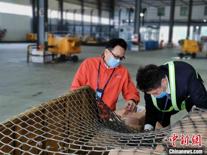 白云物流國際貨站工作人員在處理防疫物資?！“自莆锪鞴﹫D 攝
