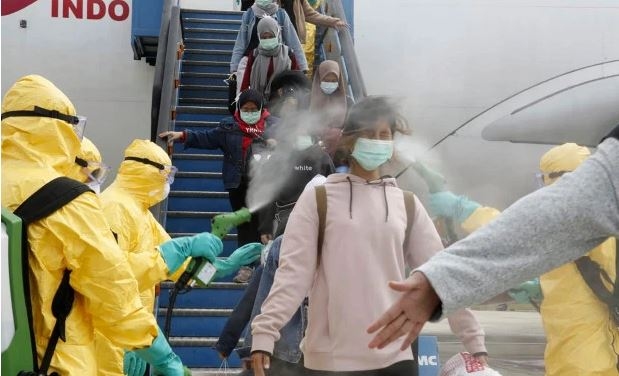 視頻：真“接風(fēng)洗塵”！印尼撤僑對(duì)乘客噴消毒劑