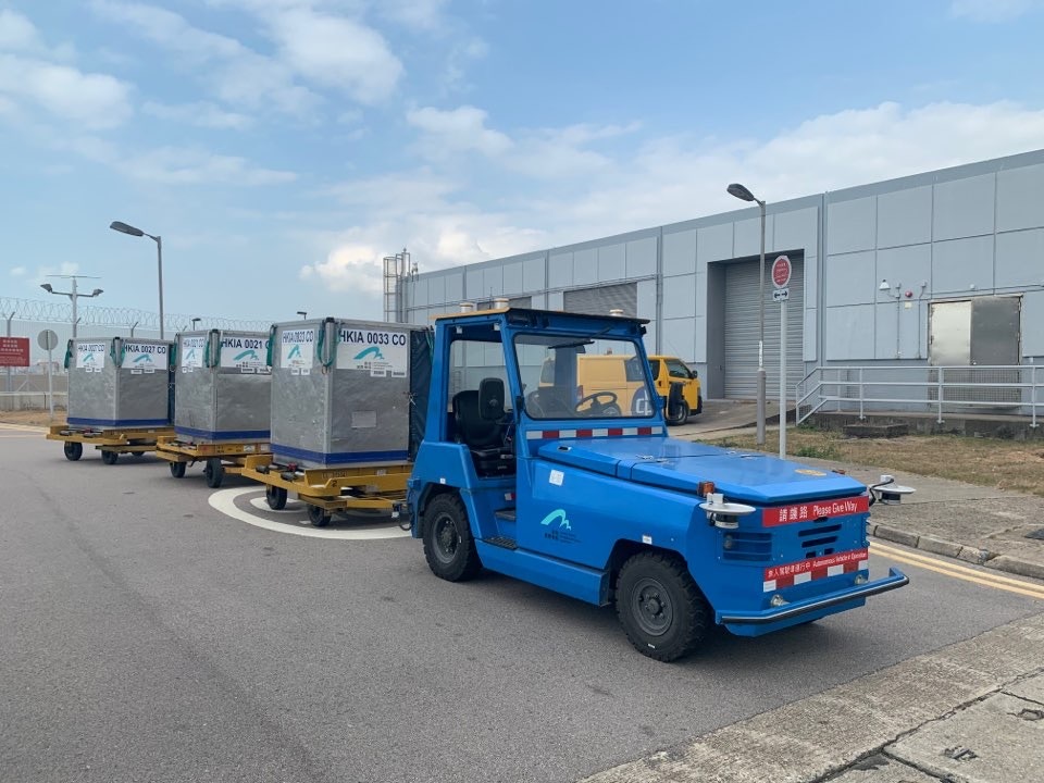 香港機(jī)場(chǎng)無人物流車常態(tài)運(yùn)行 不懼風(fēng)雨不停工