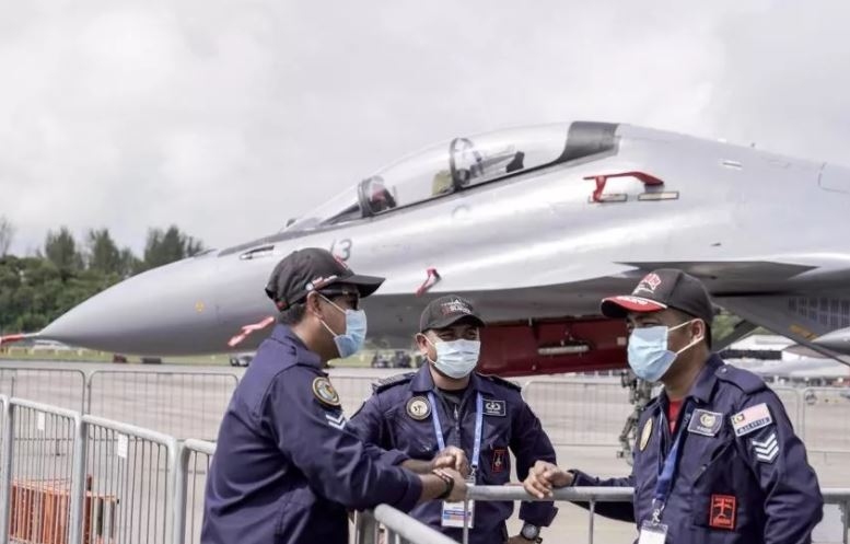 戴上口罩的馬來(lái)西亞空軍工作人員