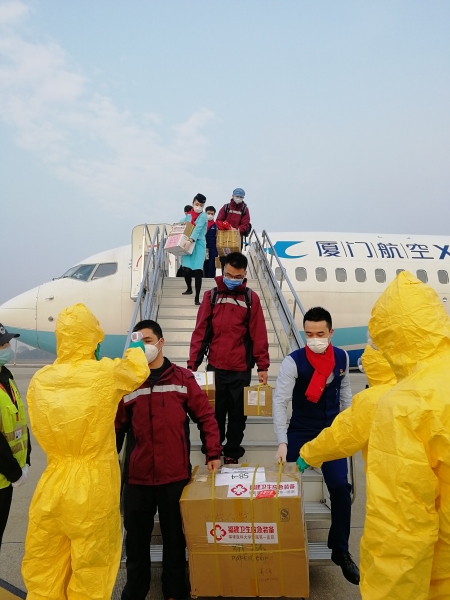 貨代公司-宜昌機(jī)場：我們在保障現(xiàn)場，迎接福建醫(yī)療隊(duì)到來！