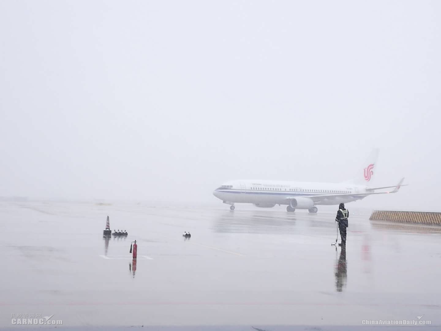 武漢分公司機(jī)務(wù)人員引導(dǎo)執(zhí)行CA089航班的飛機(jī)入港　攝影：曾波