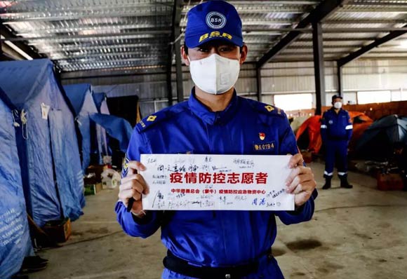 “心疼這幫傻子，you are my hero?。　? /></p> 
</p>
<p>“隊(duì)員們從各地自愿馳援武漢，冒著生命危險(xiǎn)，一心想要幫助武漢抗擊疫情，”張宇樸感慨道，“大家雖然都受過(guò)專(zhuān)業(yè)訓(xùn)練，但都是自帶干糧、費(fèi)用AA，每天都工作到很晚很累，但沒(méi)有保障，所有開(kāi)銷(xiāo)都量入為出，條件非常艱苦。”
</p>
<p>藍(lán)天救援隊(duì)總隊(duì)長(zhǎng)張勇說(shuō)，倉(cāng)庫(kù)剛開(kāi)始運(yùn)行時(shí)“一無(wú)所有、百?gòu)U待興”，庫(kù)外的土地沒(méi)有平整，甚至沒(méi)有大門(mén)，“沒(méi)有燈，水龍頭只靠一個(gè)消防栓，電線(xiàn)、插排、洗浴設(shè)備什么都沒(méi)有，別說(shuō)洗澡，連燒一壺開(kāi)水都做不到，根本沒(méi)法住人?！?
</p>
<p>關(guān)鍵時(shí)刻，蒙牛集團(tuán)攜手中華慈善總會(huì)提供了“救命的”資金保障。蒙牛通過(guò)捐贈(zèng)2000萬(wàn)元款物在中華慈善總會(huì)成立重大疫情保障專(zhuān)項(xiàng)基金，緊急撥付款項(xiàng)用于武漢應(yīng)急物資倉(cāng)庫(kù)的建設(shè)運(yùn)營(yíng)工作。
</p>
<p>蒙牛的捐建資金到位后，藍(lán)天救援隊(duì)倉(cāng)庫(kù)運(yùn)營(yíng)的燃眉之急得到緩解。張勇說(shuō)：“多虧了蒙牛的基金支持，先是為所有隊(duì)員買(mǎi)了保險(xiǎn)，倉(cāng)庫(kù)的租金、水電費(fèi)也有了著落，隊(duì)員們每天的吃飯問(wèn)題得到解決，我們終于可以實(shí)現(xiàn)正常運(yùn)營(yíng)，沒(méi)有后顧之憂(yōu)地接收發(fā)放武漢的物資，倉(cāng)庫(kù)終于走上了軌道”
</p>
<p><strong>送牛奶送出的“大數(shù)據(jù)”</strong> 
</p>
<p>除了應(yīng)急倉(cāng)庫(kù)的合作運(yùn)營(yíng)，藍(lán)天救援隊(duì)與蒙牛運(yùn)輸隊(duì)在物資配送方面的緊密協(xié)作，也產(chǎn)生了意料之外的“化學(xué)反應(yīng)”。
</p>
<p>自疫情發(fā)生以來(lái)，蒙牛率先通過(guò)中華慈善總會(huì)捐贈(zèng)了大量乳制品，向全國(guó)抗擊疫情醫(yī)務(wù)工作人員提供營(yíng)養(yǎng)支持，定向捐往武漢地區(qū)的乳制品超過(guò)千萬(wàn)元，主要由藍(lán)天救援隊(duì)配合發(fā)放。
</p>
<p><p align=