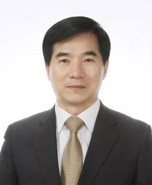 韓國(guó)新任總領(lǐng)事乘臨時(shí)貨機(jī)抵漢赴任，還帶來(lái)了救援物資