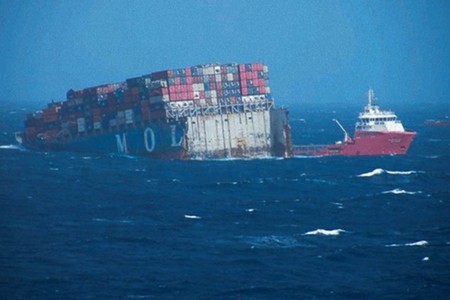 深圳空運價格查詢-MOL Comfort部分斷裂船尾沉入4000米深海底