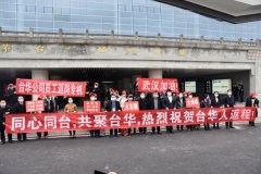 香港國(guó)際快遞-61名農(nóng)民工打“飛的”赴浙務(wù)工 茅臺(tái)機(jī)場(chǎng)真情護(hù)航