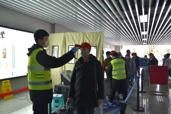香港國(guó)際快遞-61名農(nóng)民工打“飛的”赴浙務(wù)工 茅臺(tái)機(jī)場(chǎng)真情護(hù)航