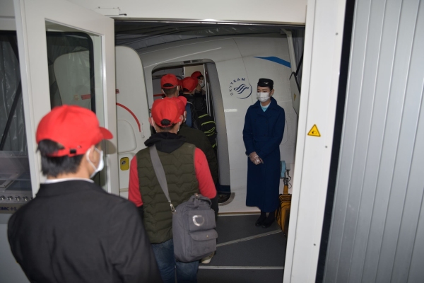 香港國(guó)際快遞-61名農(nóng)民工打“飛的”赴浙務(wù)工 茅臺(tái)機(jī)場(chǎng)真情護(hù)航