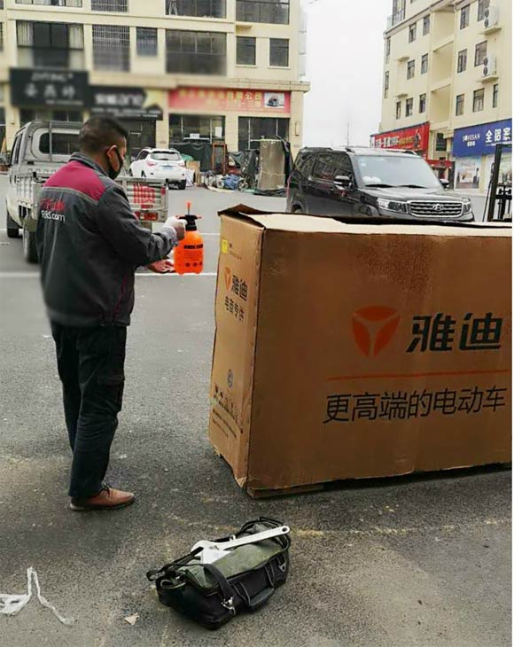日日順物流服務(wù)兵對電動車外包裝進行消毒處理