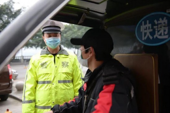 30余名快遞小哥在手機(jī)上接到交巡警下的“訂單”，內(nèi)容是……