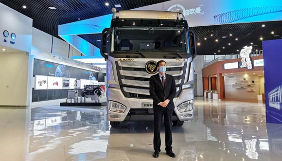 福田汽車集團(tuán)業(yè)務(wù)副總裁、福田戴姆勒汽車營銷副總裁崔士朋介紹歐曼13升560馬力自動擋重卡