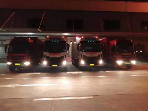 滿載柳州醫(yī)藥股份捐贈物資的乘龍車輛已整裝待發(fā)