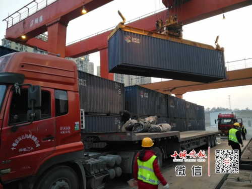 十堰火車站貨運場卸貨現(xiàn)場