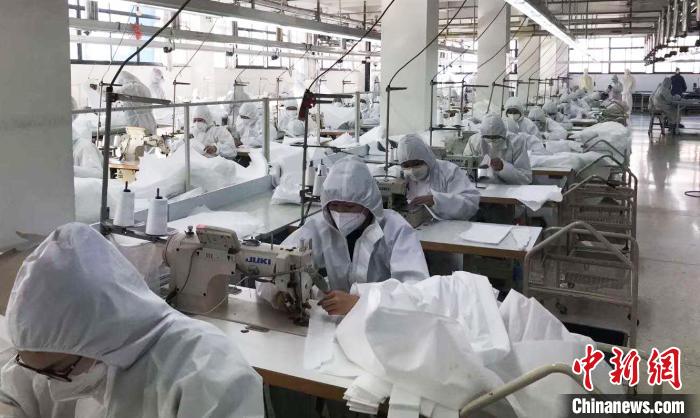 在制造業(yè)基礎良好的煙臺市，有不少企業(yè)在復工復產(chǎn)的同時，第一時間改裝生產(chǎn)線。(煙臺開發(fā)區(qū)管委會供圖)