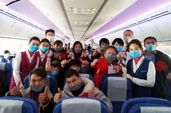新疆喀什242名農(nóng)民工乘坐南航787夢想客機(jī)出疆務(wù)工