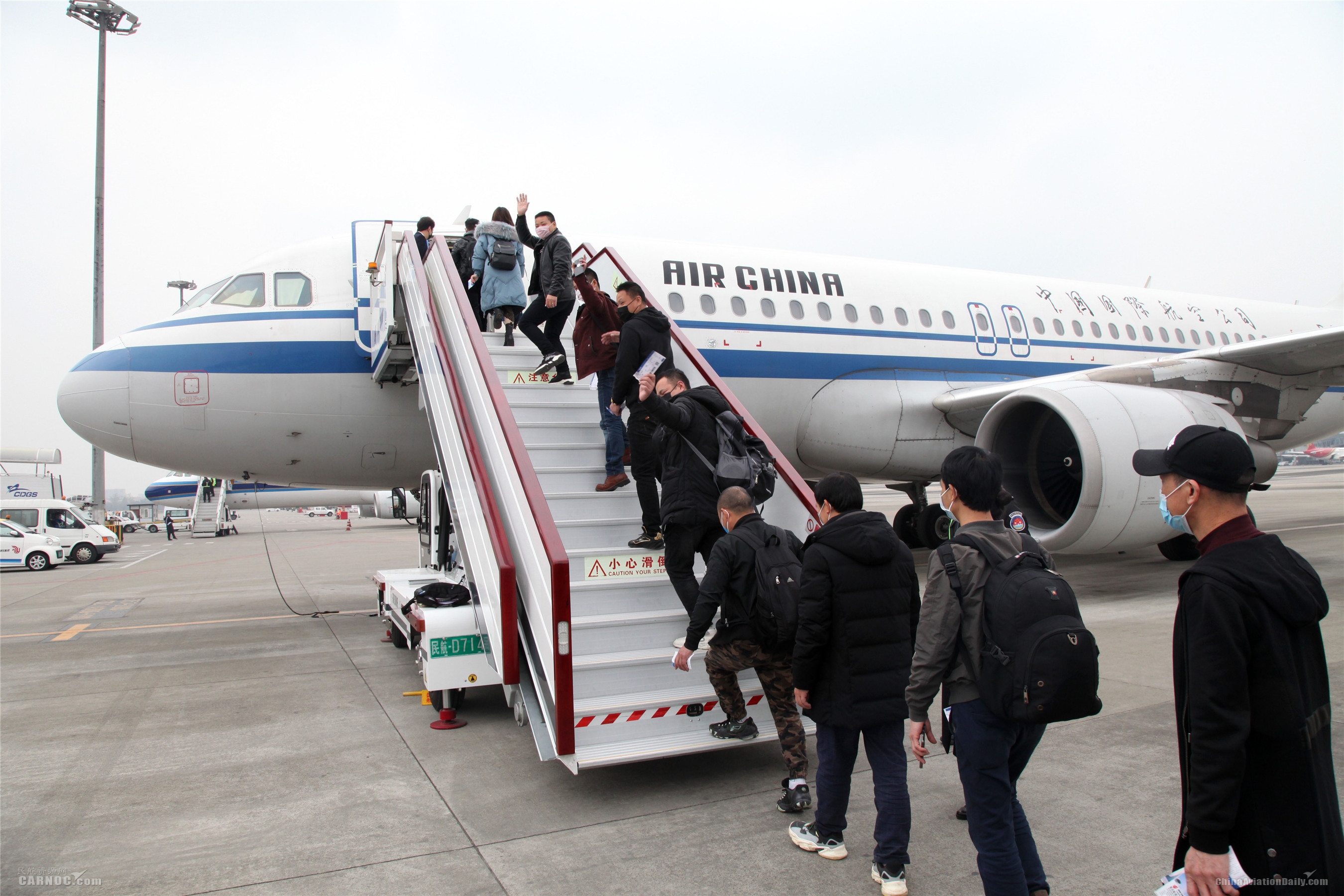 CA4037成都始發(fā)首架入疆復(fù)工包機旅客開始登機