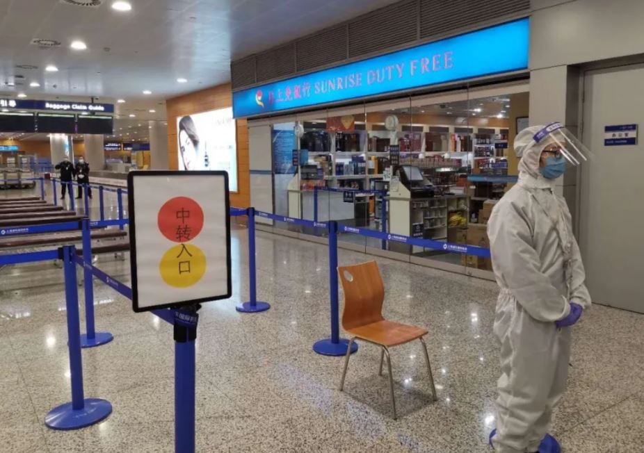 不同顏色標(biāo)簽的旅客走不同的通道