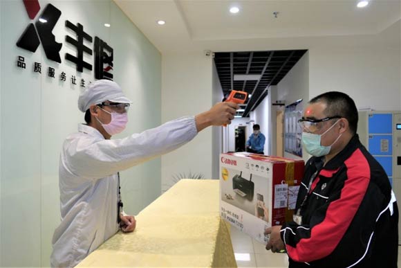 疫情期間，送修人員幫助佳能用戶將維修產(chǎn)品安全送達(dá)維修點(diǎn)