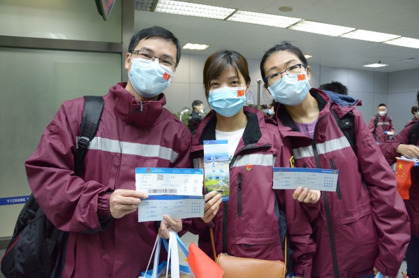 十大空運(yùn)公司-三峽機(jī)場順利保障福建援宜支援隊(duì)平安凱旋