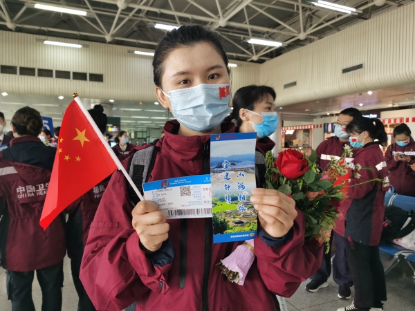 十大空運(yùn)公司-三峽機(jī)場順利保障福建援宜支援隊(duì)平安凱旋
