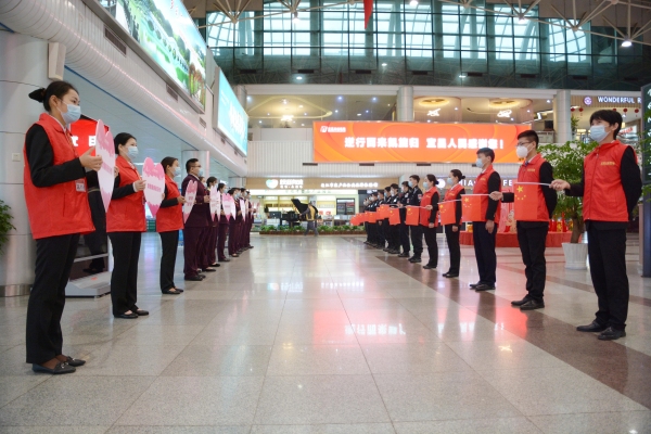 十大空運(yùn)公司-三峽機(jī)場順利保障福建援宜支援隊(duì)平安凱旋