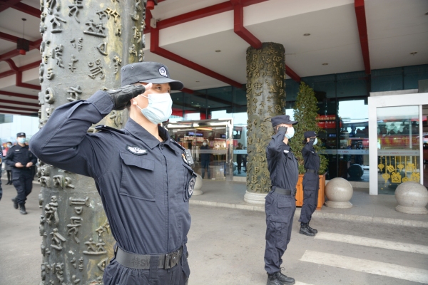 十大空運(yùn)公司-三峽機(jī)場順利保障福建援宜支援隊(duì)平安凱旋