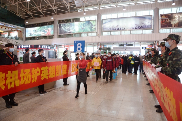 十大空運(yùn)公司-三峽機(jī)場順利保障福建援宜支援隊(duì)平安凱旋