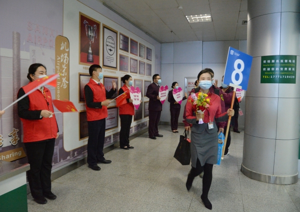 十大空運(yùn)公司-三峽機(jī)場順利保障福建援宜支援隊(duì)平安凱旋