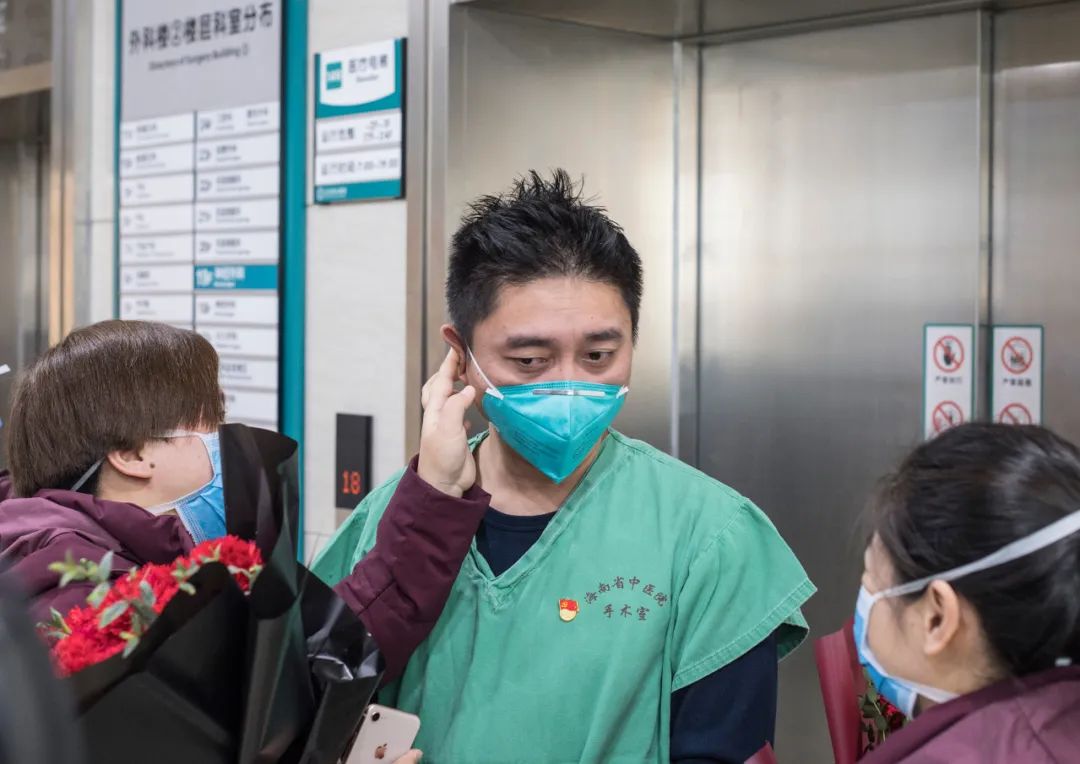 湖北日報微信公眾號，今天把頭條給了海南醫(yī)療隊