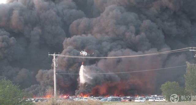 海運費美國一機場停車場發(fā)生大火 燒毀3500輛汽車